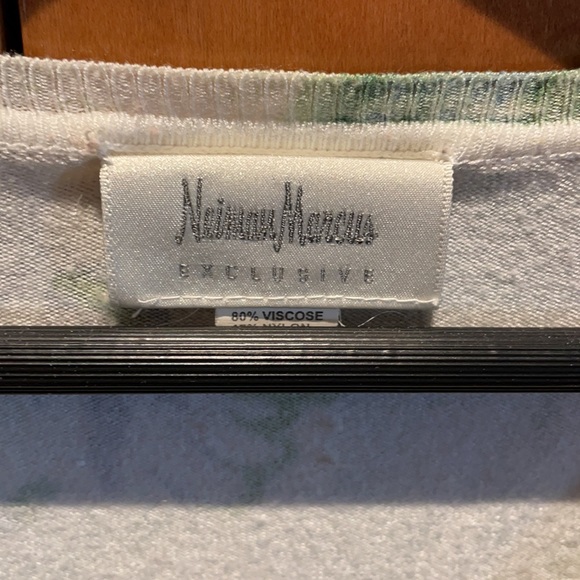 Women sweater. Neiman Marcus exclusive - Picture 2 of 4